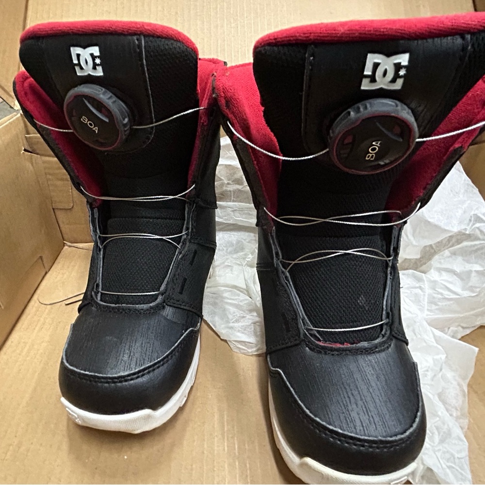 Dc scout youth snowboard boots size 1